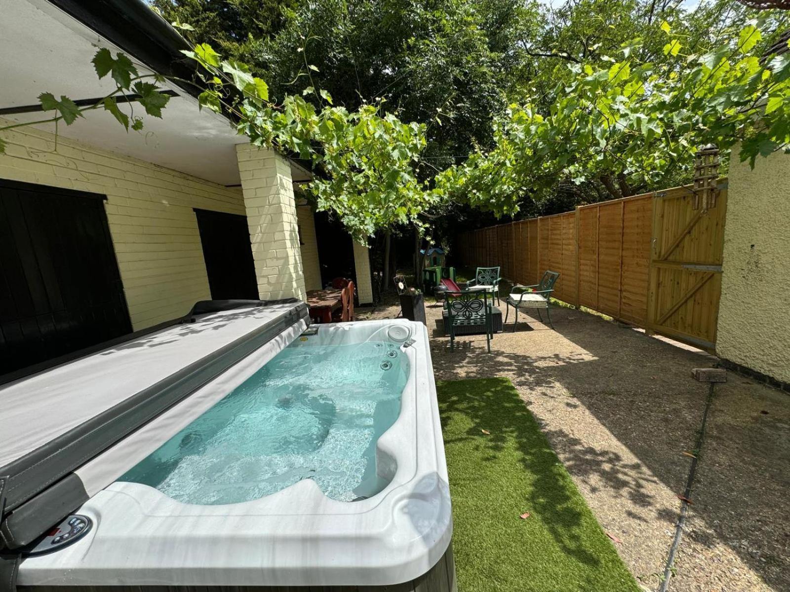 Rural Lodge Stay In Windsor! Hot Tub! Sleeps 20 Bray Kültér fotó