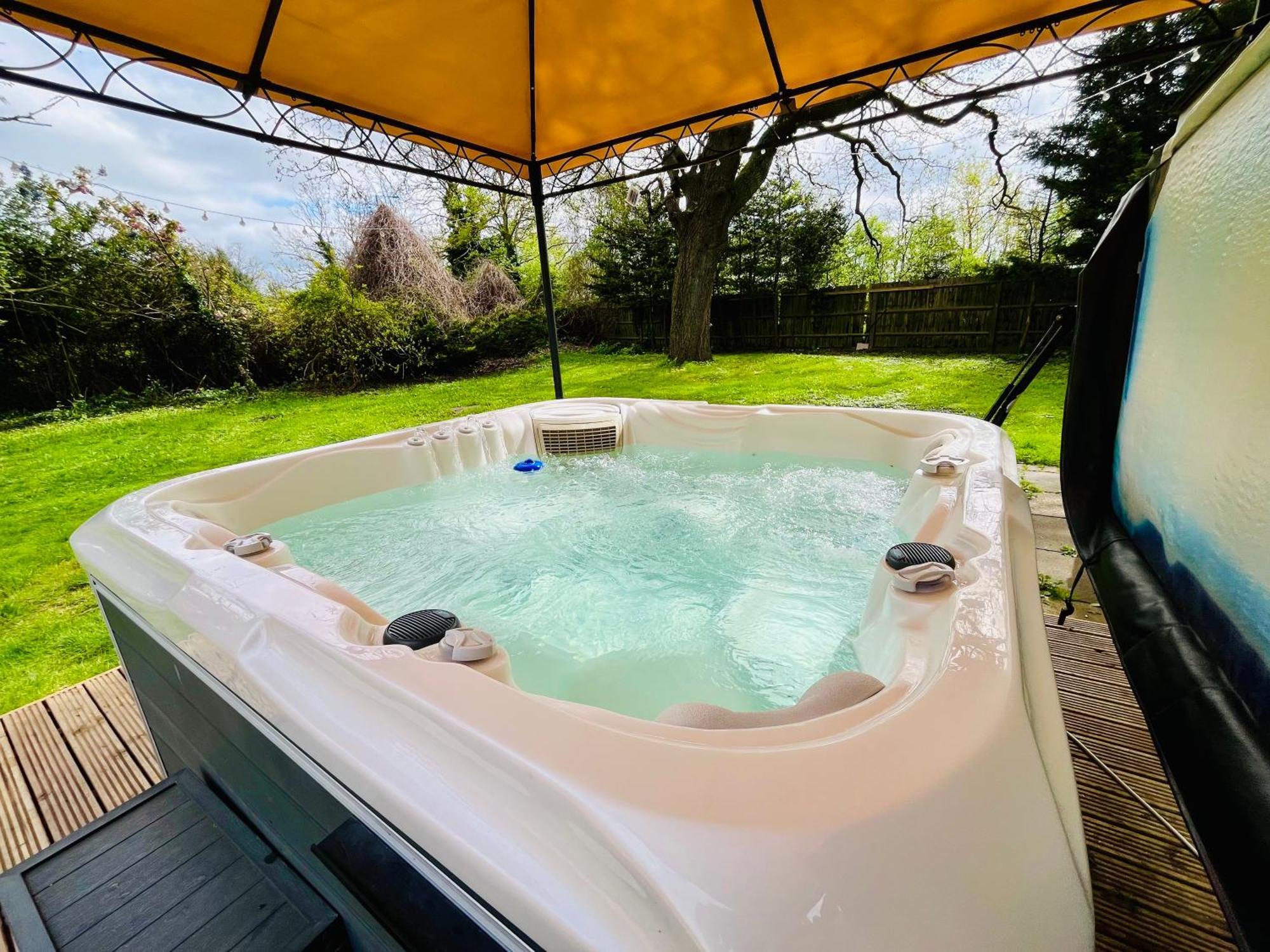 Rural Lodge Stay In Windsor! Hot Tub! Sleeps 20 Bray Kültér fotó