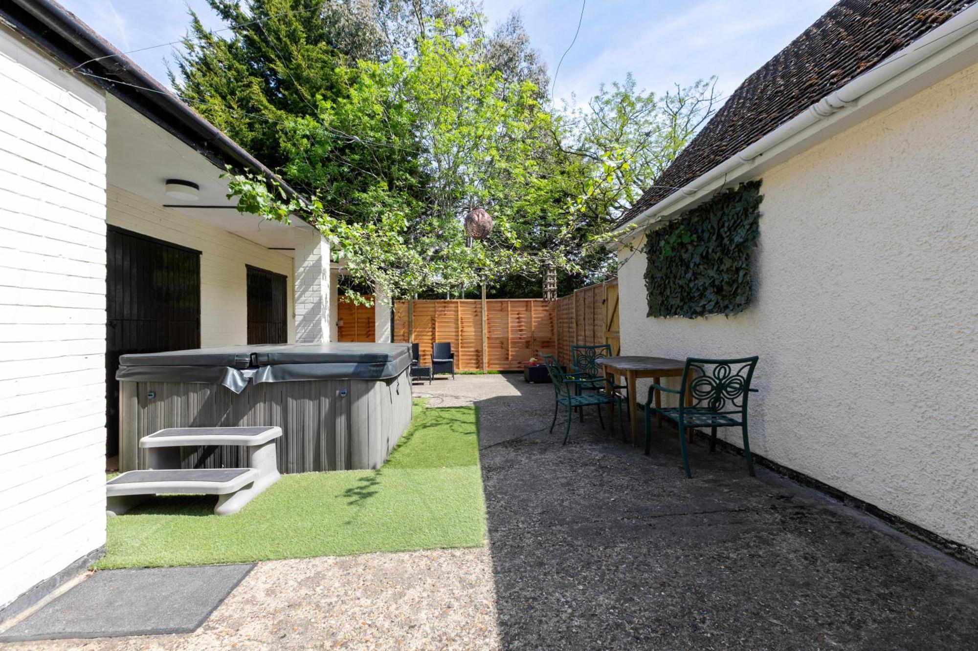 Rural Lodge Stay In Windsor! Hot Tub! Sleeps 20 Bray Kültér fotó